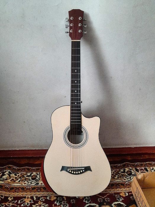 Srochna sotiladi yengi gitara