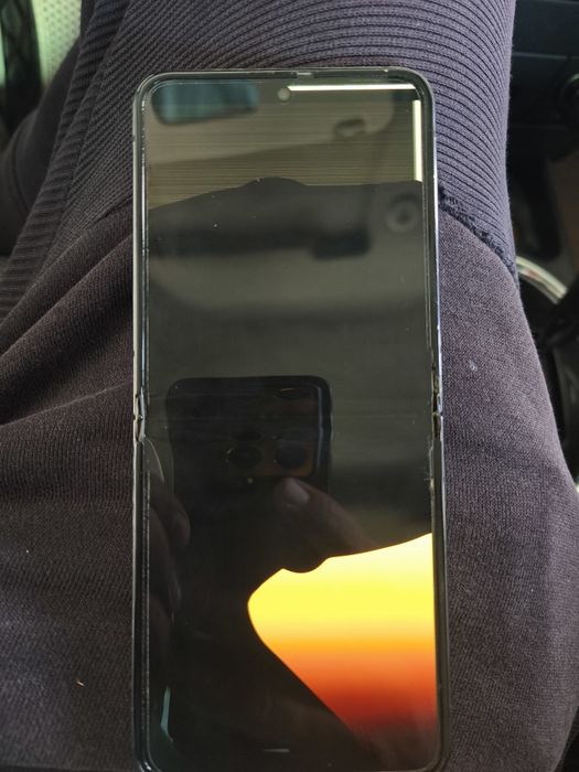 Samsung Z Flip 5 дисплей