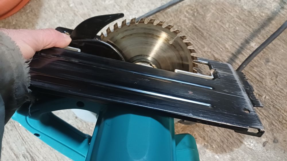 Fierăstrău circular Makita