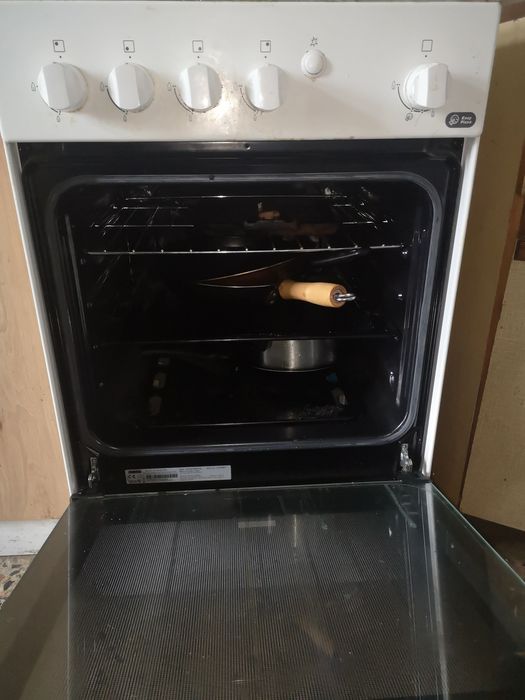 Aragaz zanussi 4 arzătoare + cuptor, aprindere electrica.