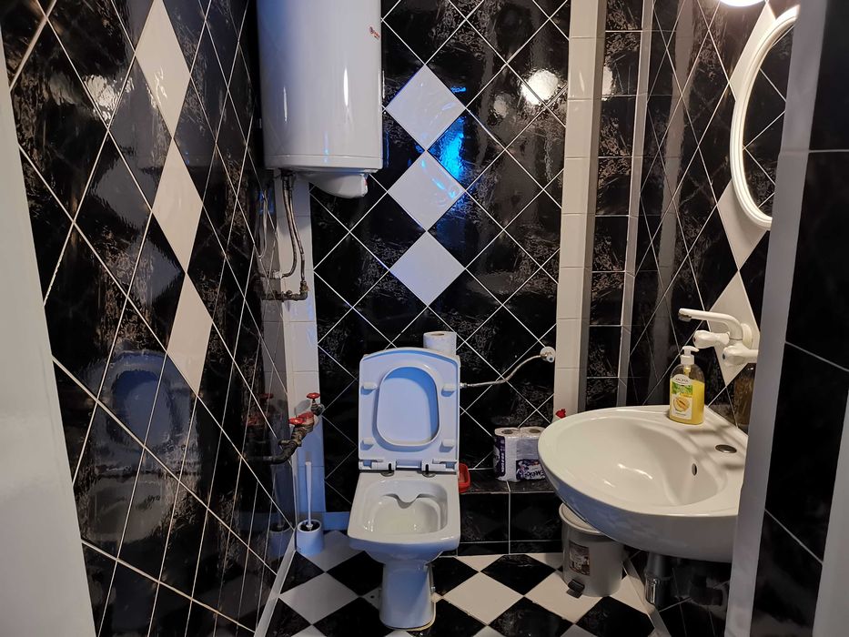 Дава се под наем Тристаен апартамент в Добрич, Център - 100 кв.м за 357 € - Снимка #2