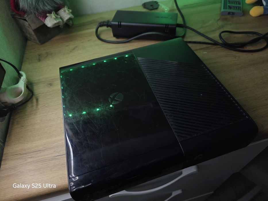 Xbox 360 E (Winchester) + Kinect + диски