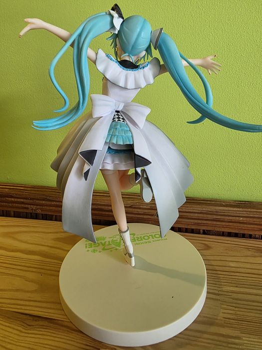 Продавам различни фигурки на Hatsune Miku