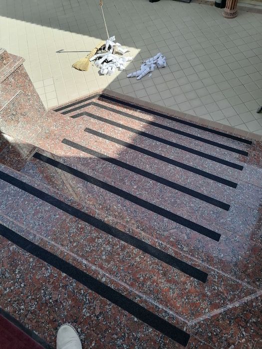 Противоскользящая ленты на ступени (Германия)