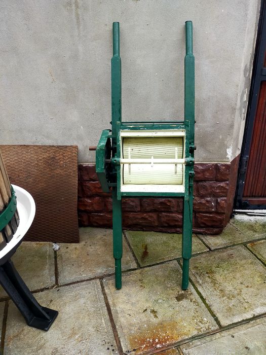 Teasc și zdrobitor struguri