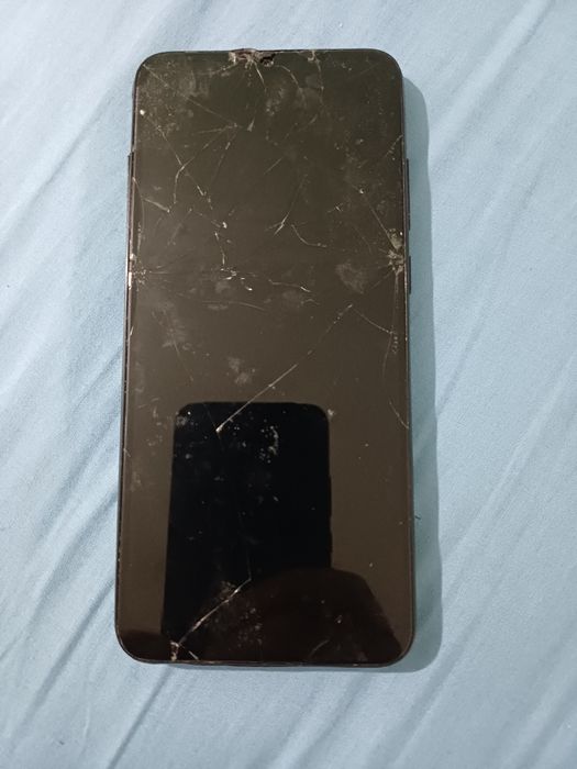 Samsung Galaxy A04e cu displayul spart. Placa este ok