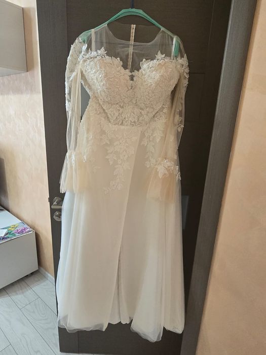 Vând Rochie de mireasa A line cu șliț    72 kg  160cm