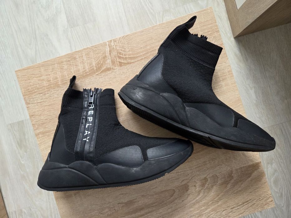Маратонки NIKE и високи обувки на REPLAY