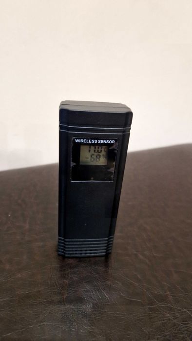 Цифров часовник с термометър влагомер и аларма