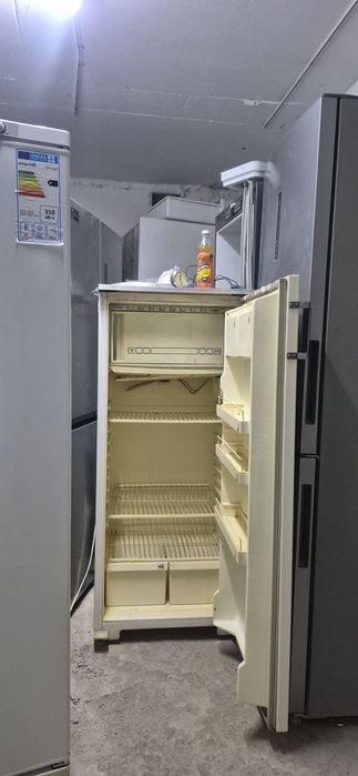 Холодильник 120см морозит отличный