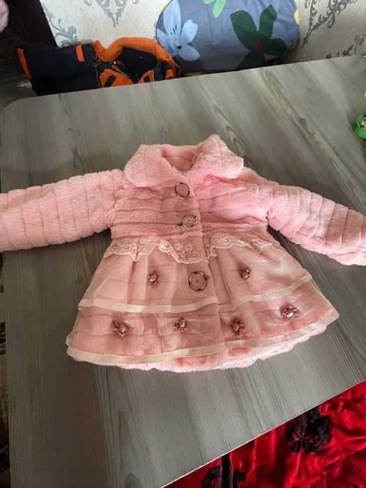 Отдам даром Детская верхняя одежда и красовки.