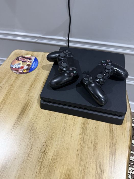 Playstation 4 есть два джойстика и две диски