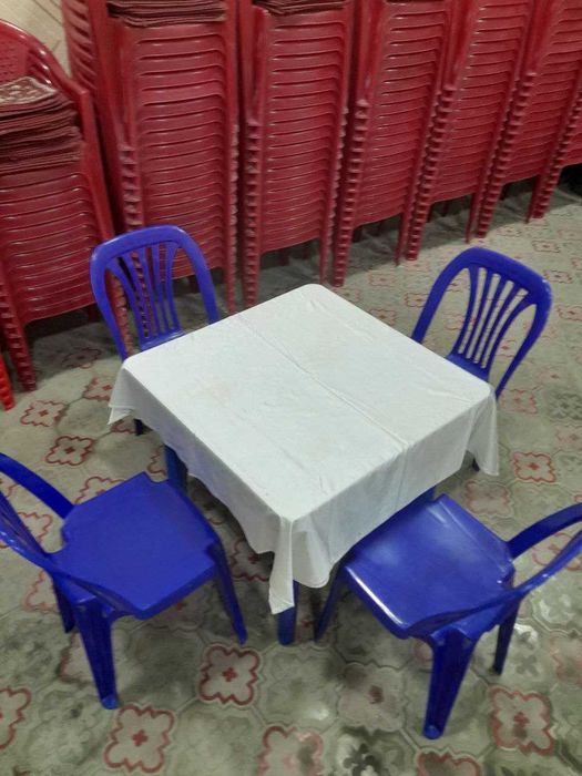 Tadbir uchun stul-stol va idishlar to‘plami sotiladi