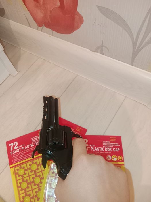 Револвер пистолет с пистонами метал.