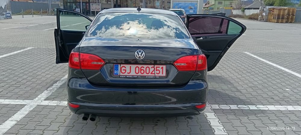Vând Volkswagen Jetta