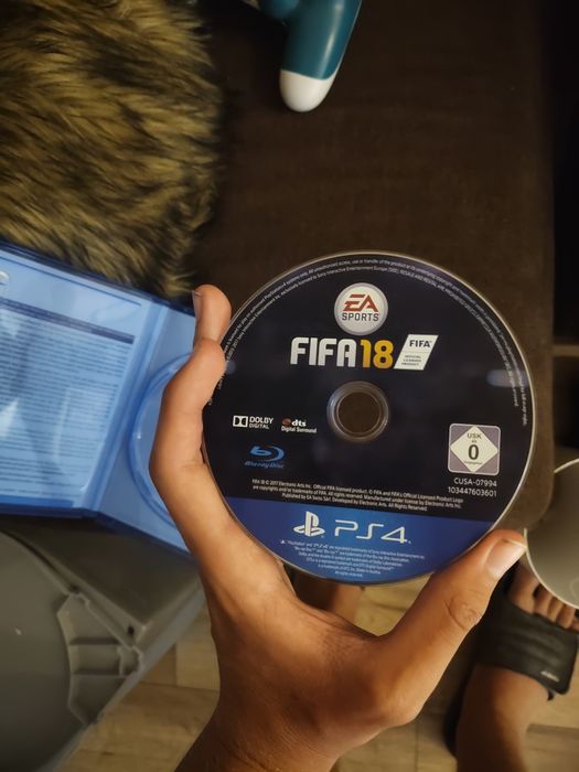 Продавам FIFA 18 в перфектно състояние
