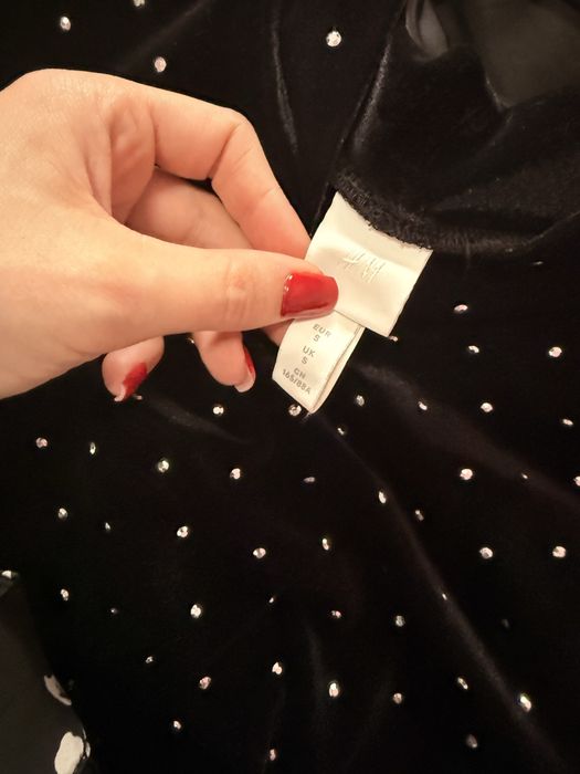 Черна кадифена рокля H&M с камъчета – размер S