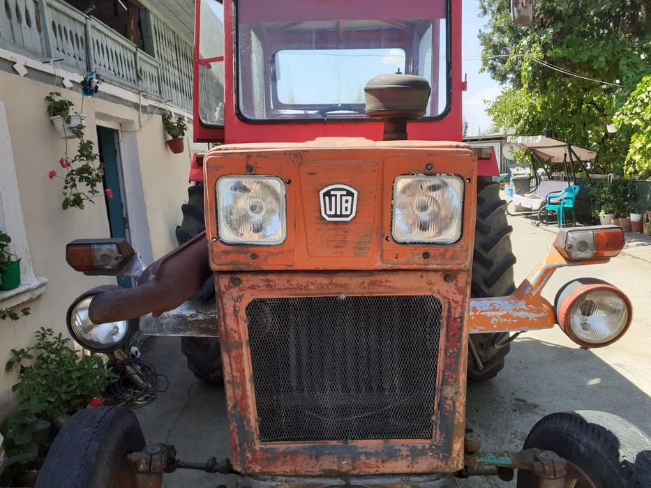 Vând două tractoare.