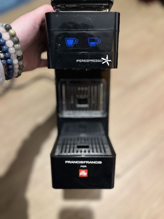 Espressor cu capsule illy