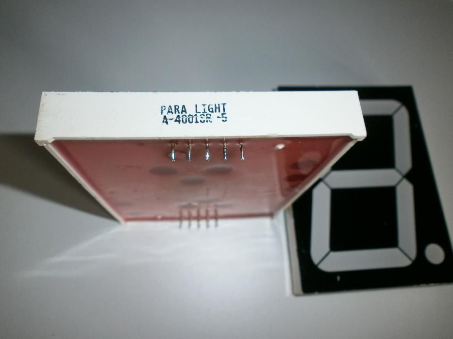 Два броя големи LED цифри