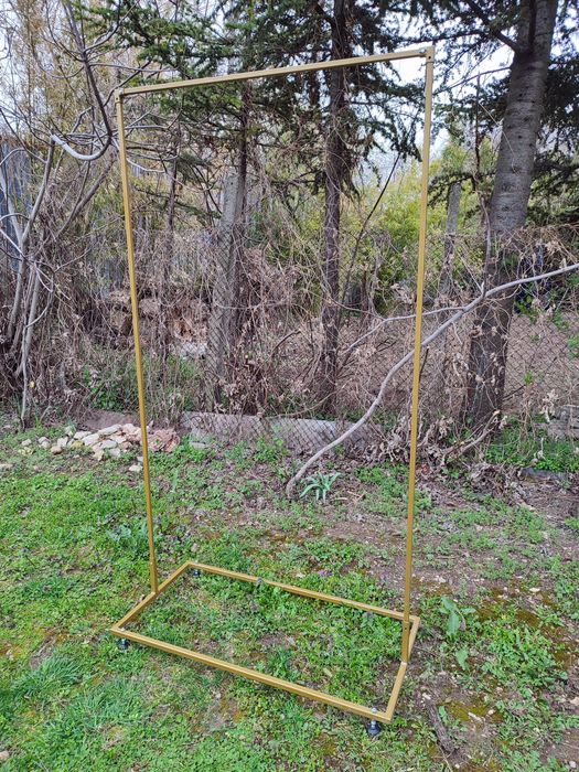 Метални арки и маса под наем