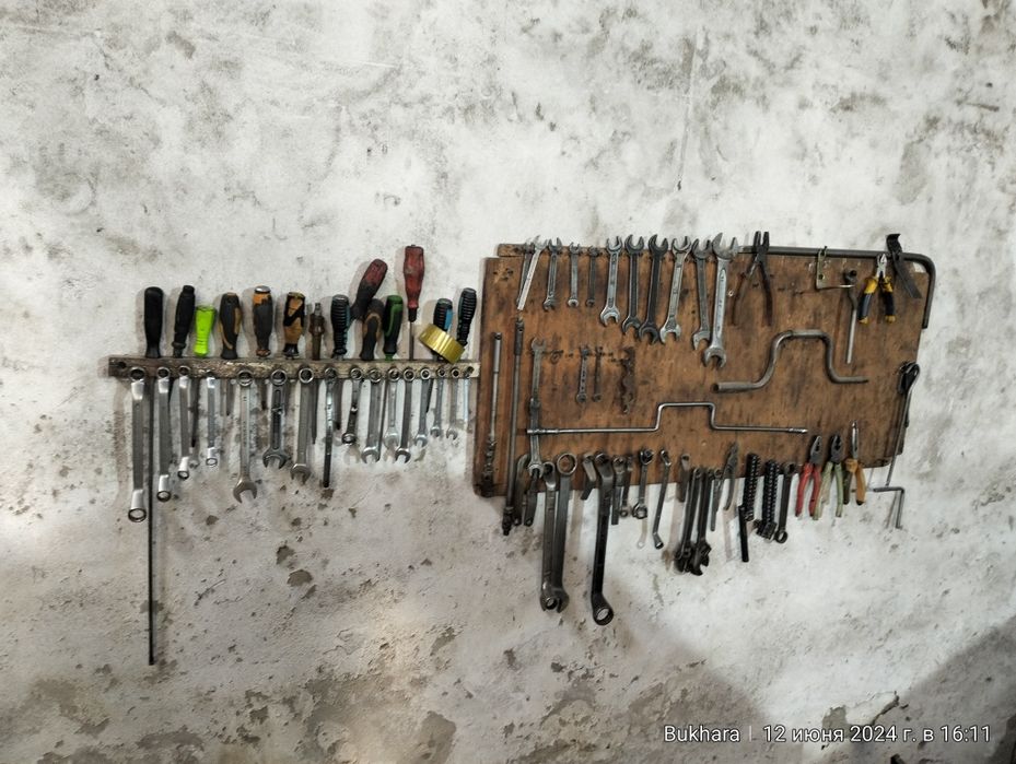 Продаю все из автомастерской запчасти и инструменты