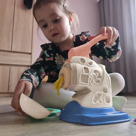 Set Plastelina Kruzzel Masina Mare de Paste /Storcator + 10 Plasteline