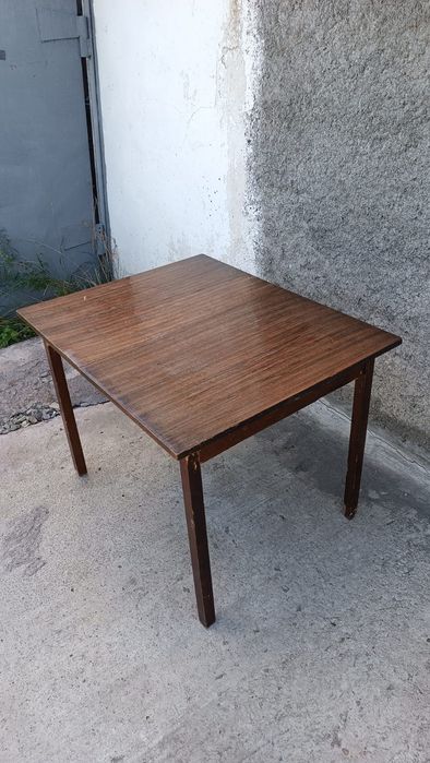 Письменный стол в хорошем состоянии