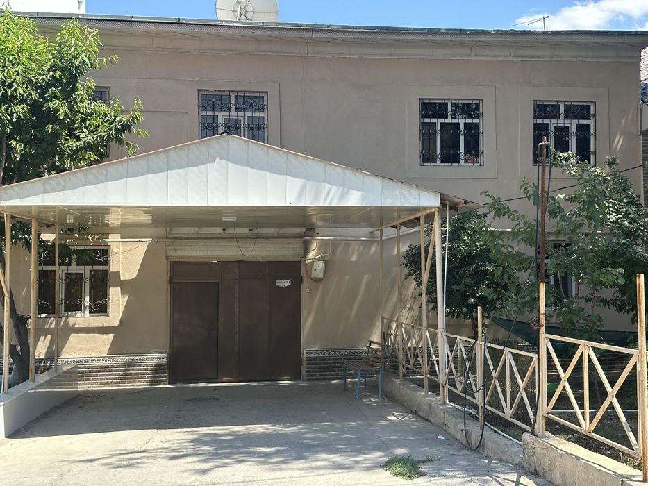 Yakkasaroyda 2 etajli hovli sotiladi