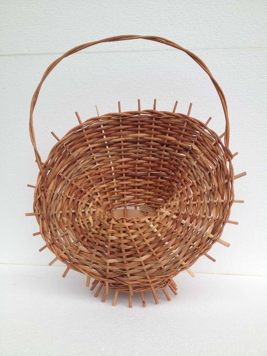 Cosuri impletite din rachita pentru flori