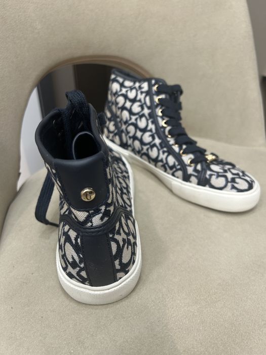 Продам новые кеды Guess