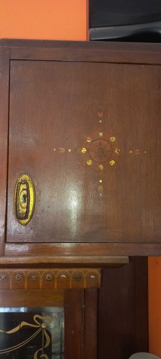 Стар бюфет, дърво