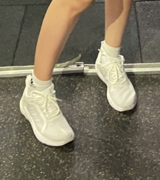 продаю кроссовки