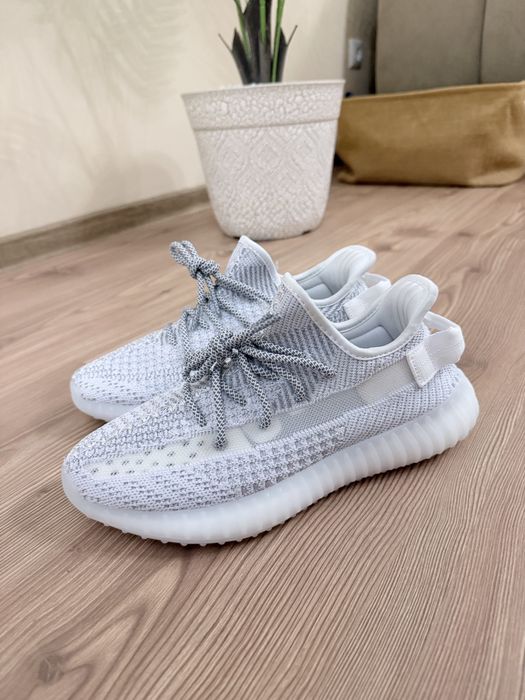 Yeezy 350 noi cu etichete