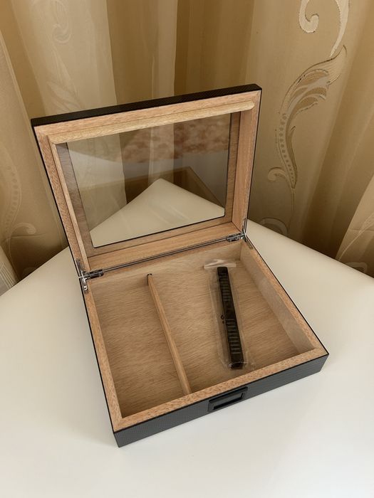 Хумидор за пури – испански кедър, карбонов дизайн, хигрометър