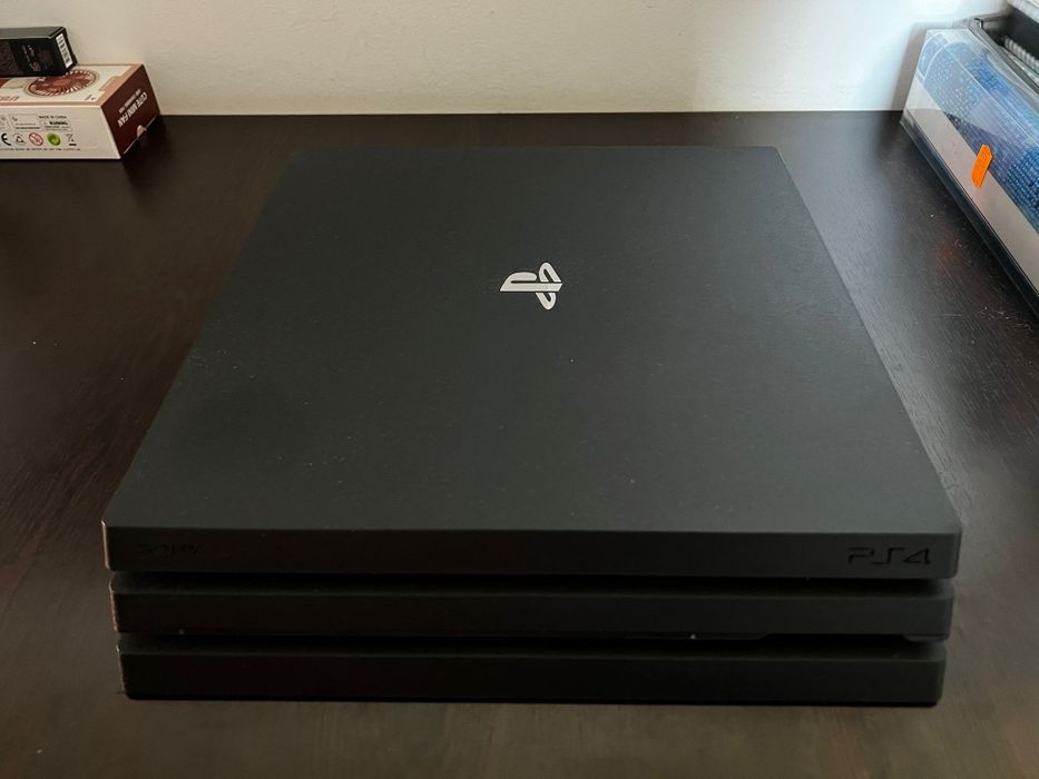 Vând PS 4 pro FARA SUNET DE BOBINĂ  ( vine la pachet cu Minecraft, GTA 5, Uncharted 4 și NFS heat)