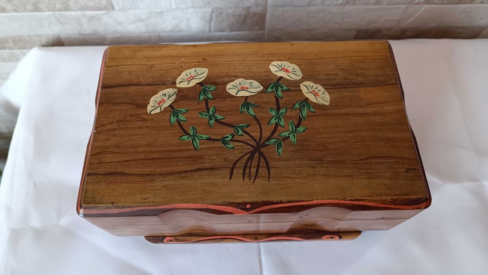 Стара дървена музикална кутия за бижута