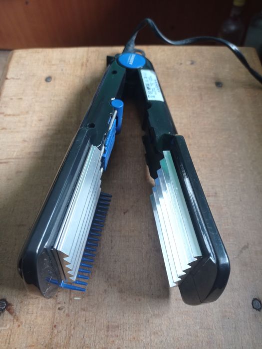 Vand 2xPlacă pentru păr. Preț negociabil