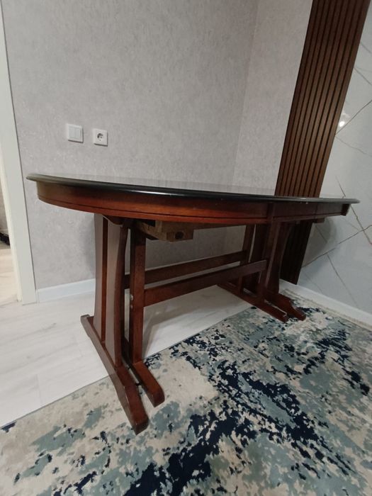 Стол деревянный для гостей