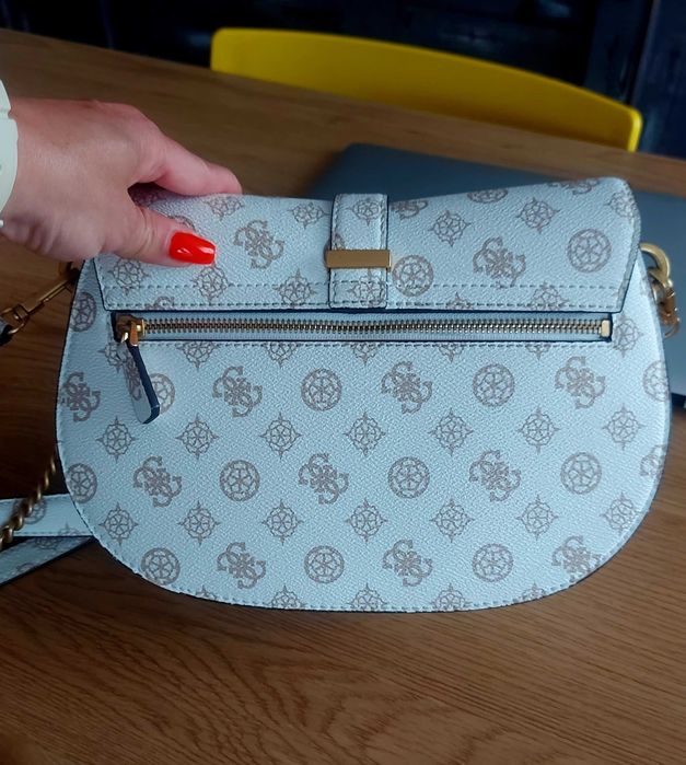 Дамска чанта GUESS