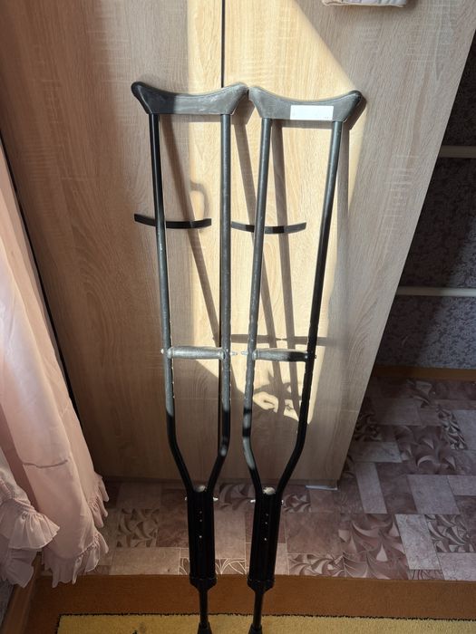 Продам пару подмышечных костылей