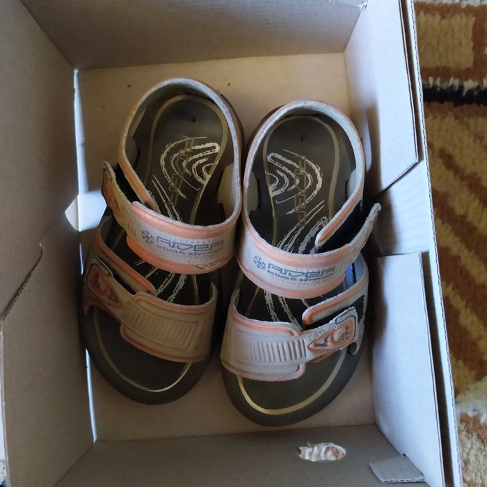 Много запазени детски сандали