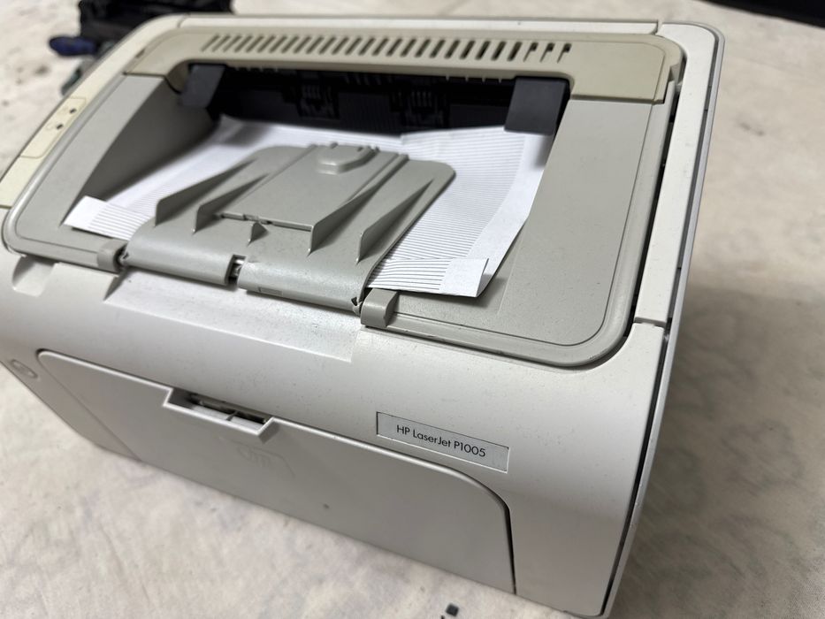 Hp P 1005 Oqqora Printer Tiniq ishlidi kabellari bor srochno