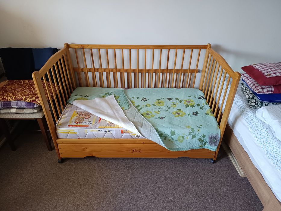 Детско креватче от масив