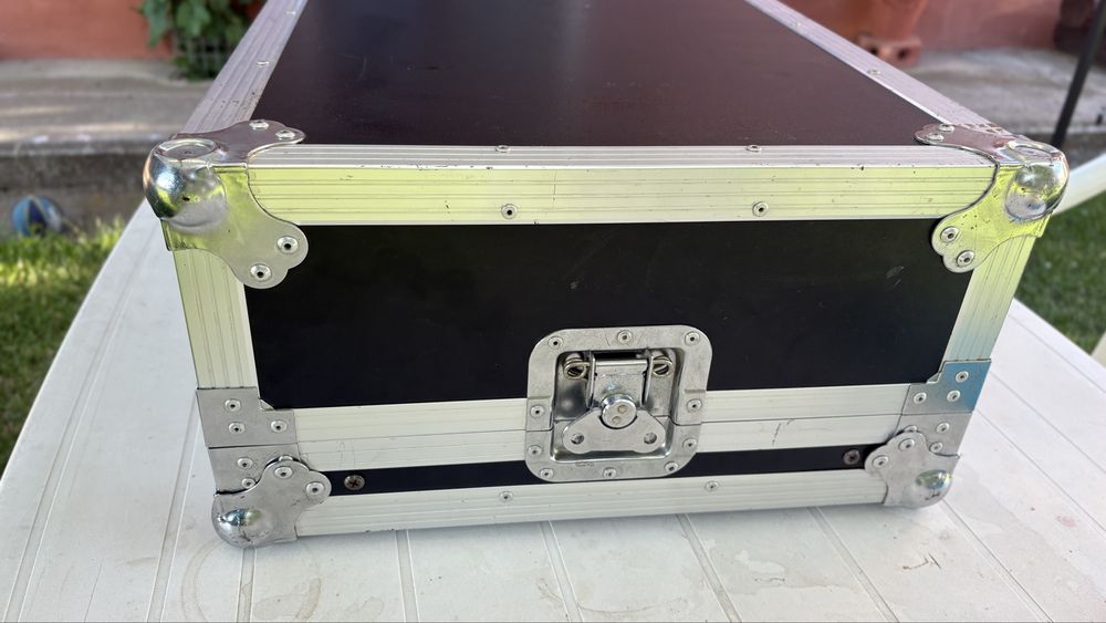 Flightcase consola dj , se poate uriliza cu orice tip de consola cu , 4 canale 2 canale