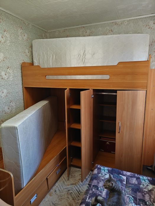Двухъярусную кровать с матрасами