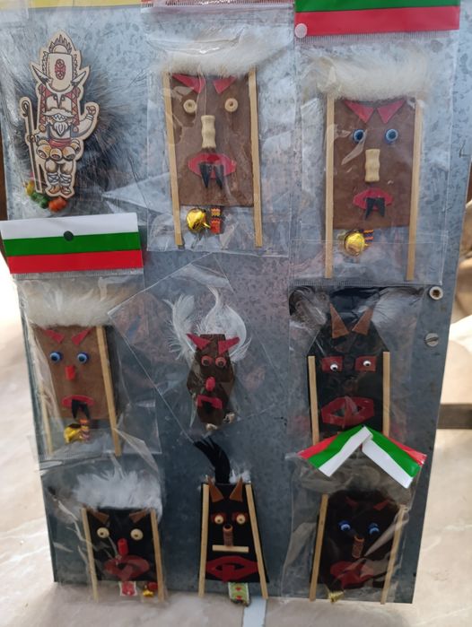 Разпродажба на кукери и сувенири.