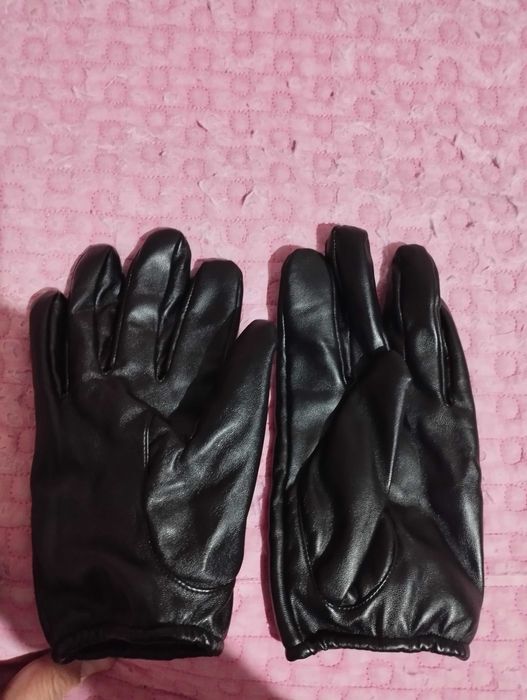 Новые кожаные перчатки утеплённые.