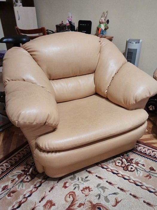 Холна гарнитура. Триместен разтегателен диван с  2 бр. фотьойла.