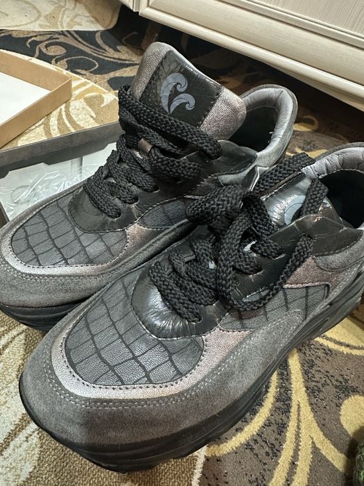 Женские кроссовки